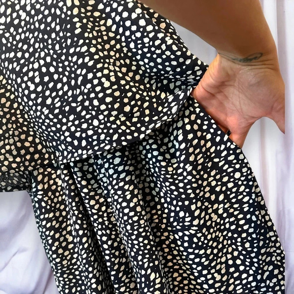 Main strip‎ navy blue pebble romper with pockets size medium - Picture 5 of 10